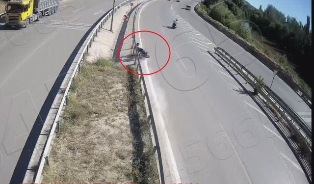 Amasya’da bariyere çarpan motosikletin sürücüsü öldü; kaza kamerada