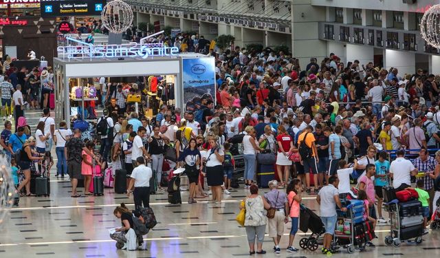 Antalya'da her 4 turistten 1'i Alman ya da Rus