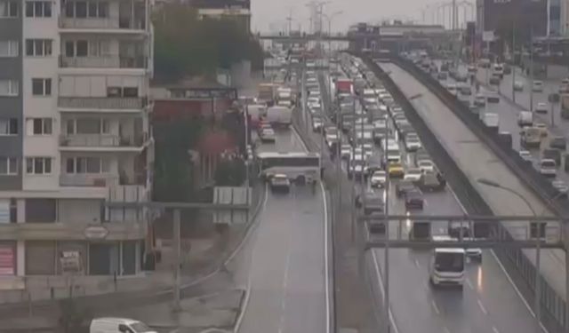 Avcılar'da servis midibüsü kaza yaptı: 9 yaralı