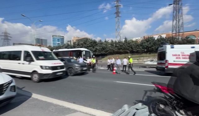 Bahçelievler'de yolun karşısına geçmeye çalışan kadına servis minibüsü çarptı