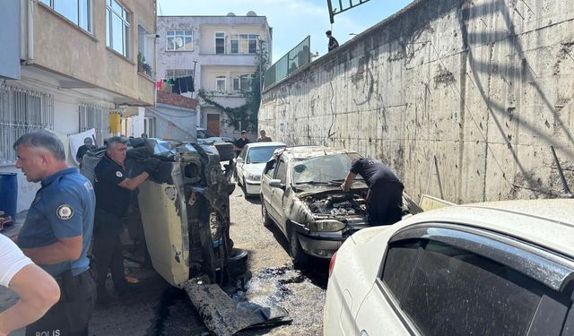 Bariyerleri aşan kamyonet otomobilin üzerine düştü; 2 yaralı