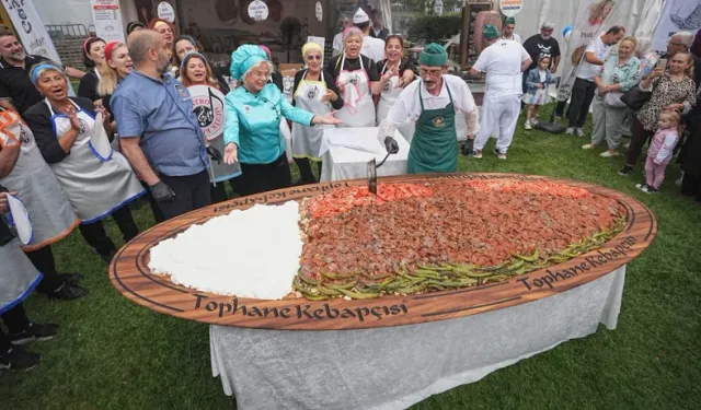 3 metrelik tepside 50 kilo İskender kebabı yemek için sıraya girdiler