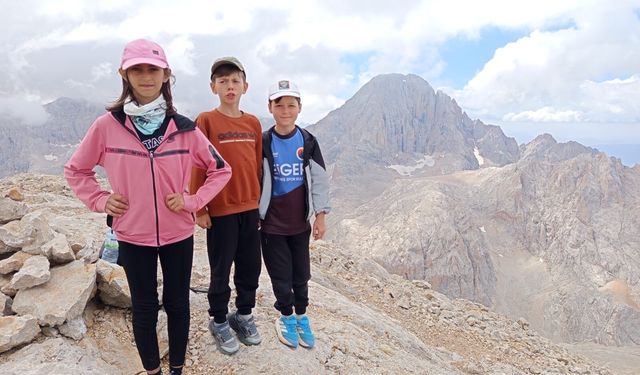 Çocuk dağcılar, Aladağlar’daki 3 bin 587 metre rakımlı zirveye tırmandı