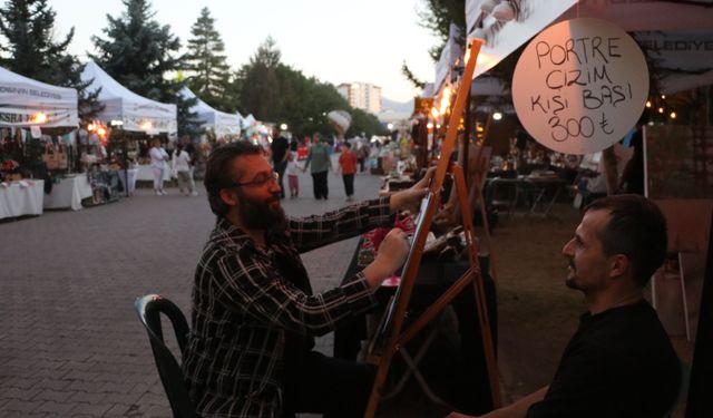 Çocukken izlediği ressam Bob Ross'dan etkilendi, canlı model portre sanatçısı oldu