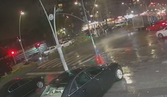Kayganlaşan yolda sürüklenen motosikletin kamyona çarptığı kaza kamerada