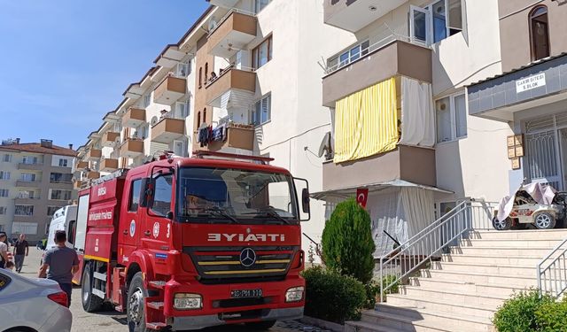 Evin mutfağında çıkan yangında 2’si çocuk 4 kişi dumandan etkilendi