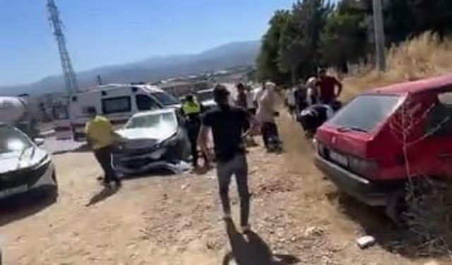 Otomobiller çarpıştı; 2’si çocuk, 6 yaralı