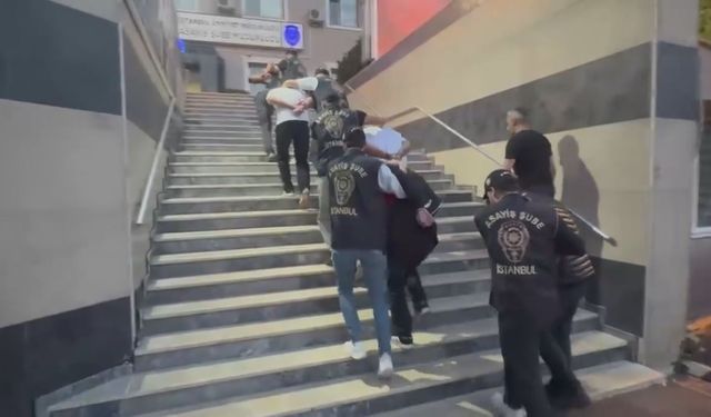 Fatih'te silahlı kavga sonrası 2 şüphelinin pencereden atlayarak kaçtığı görüntü ortaya çıktı