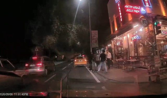 Fatih'te taksi şoförü ücrette anlaşamadığı yolcuları araçtan indirip darbetti