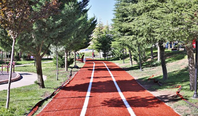 Keçiören’in parklarında yürüyüş yolları yenileniyor