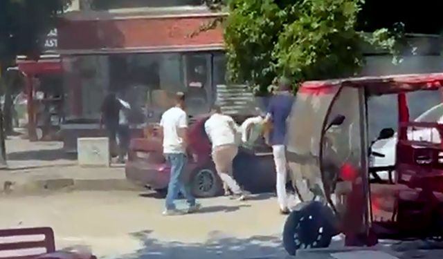 Husumetlilerini darbedip, otomobiline sopayla zarar verdiler