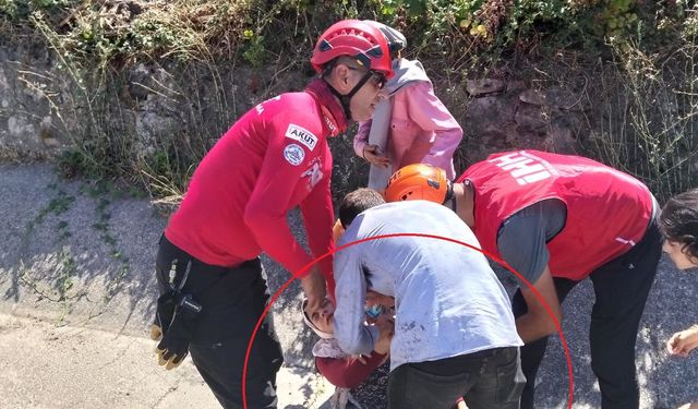 Kaybolan oğlunun bulunduğunu öğrenen anne sevinçten bayıldı