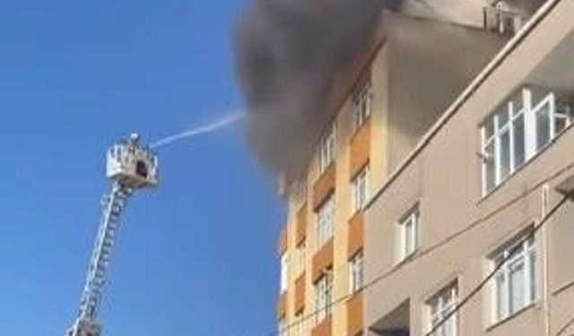 Küçükçekmece’de 6 katlı binada çıkan yangın söndürüldü