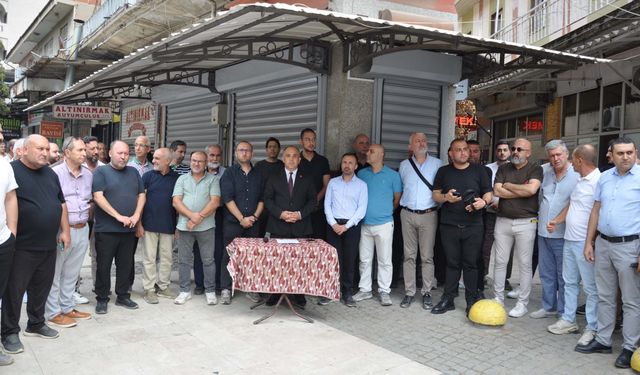 Manisa'da silahlı soygun girişimi sonrası kuyumcu esnafı kepenk indirdi