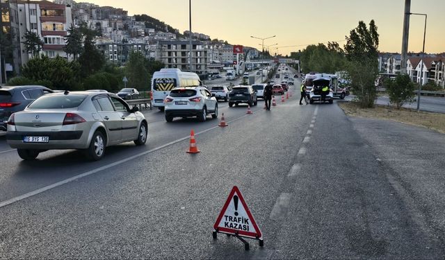 Otomobille çarpışan motosikletin sürücü yaralandı