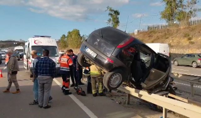 Sancaktepe'de bariyere çarpan otomobilin sürücüsü yaralandı