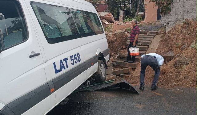 Sarıyer'de duvara çarpan okul servisinin şoförü yaralandı