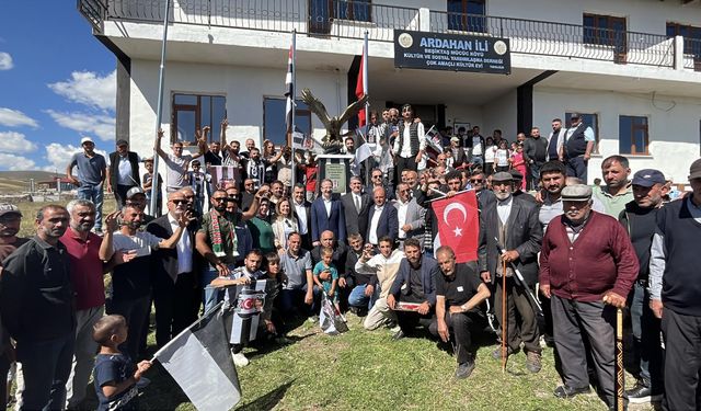 Serdal Adalı, Ardahan’ın Beşiktaş Köyü'nde kartal heykeli açtı