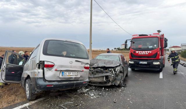 Otomobille minibüs çarpıştı: 2'si çocuk, 6 yaralı