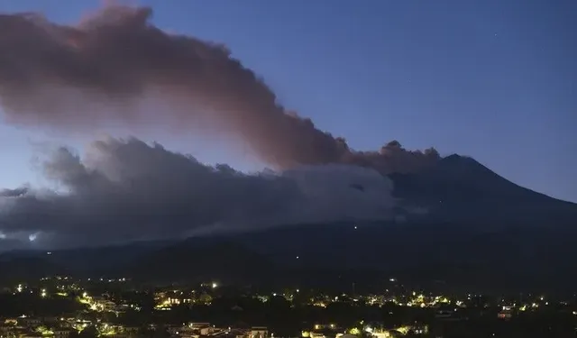 Etna Yanardağı'nın kül püskürtmesi, Katanya Havalimanı'nda uçuşların durdurulmasına neden oldu
