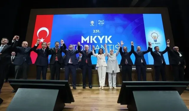 Cumhurbaşkanı Erdoğan, AK Parti'ye katılan belediye başkanlarına rozetlerini taktı