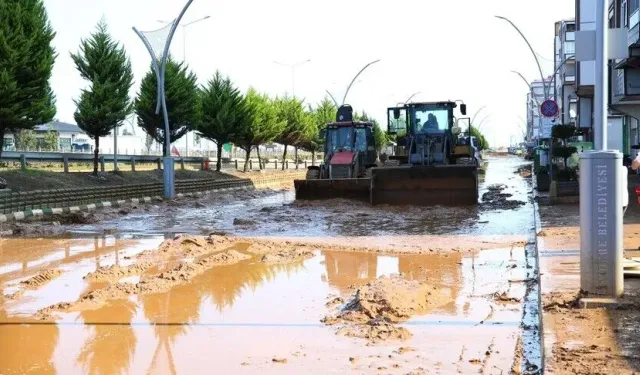 Rize'de sağanağın ardından temizlik ve hasar tespit çalışmaları sürüyor