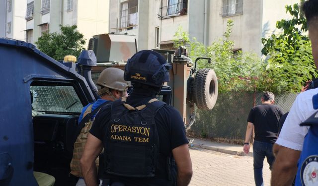 Yakalanacağını anlayan şüpheli, elinde el bombası ile kendisini eve kilitledi