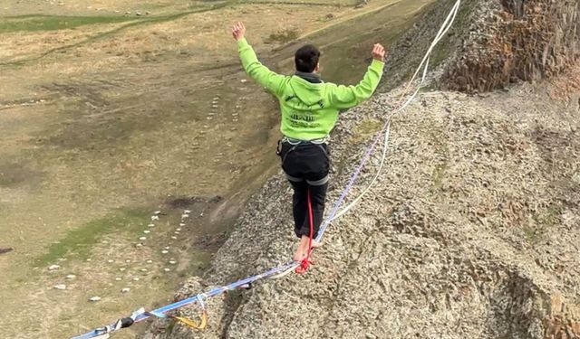 120 metre genişliğinde 60 metre derinliğindeki kanyonda halat üzerinde yürüyüş
