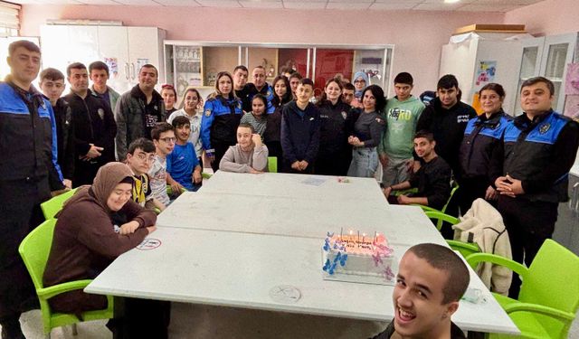 Amasya’da polisten özel gereksinimli öğrencilere doğum günü sürprizi