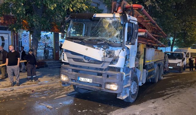 Yokuşta kayan beton pompası park halindeki 7 araca çarptı