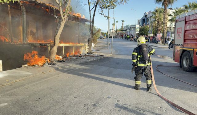Bodrum'da tadilat yapılan iş yerinin bulunduğu binada yangın