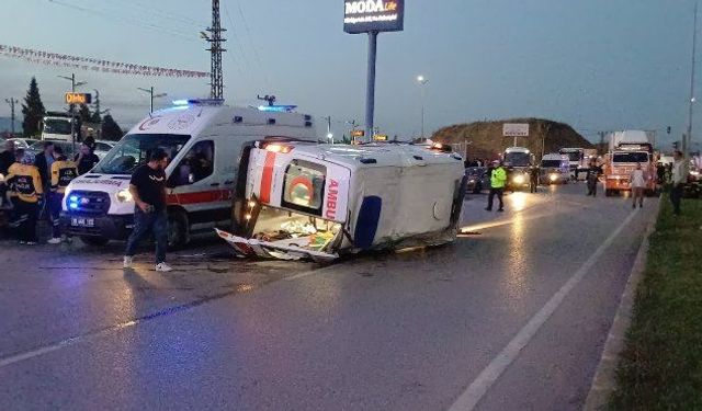 Çorum'da ambulans ile otomobil çarpıştı: LPG tankı yola savruldu