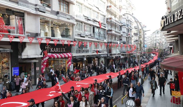 Samsun’da 1919 metrelik bayrakla ‘Cumhuriyet Yürüyüşü’