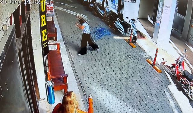 İş hanının dış cephesindeki cam, sokaktaki kadının yanına düştü