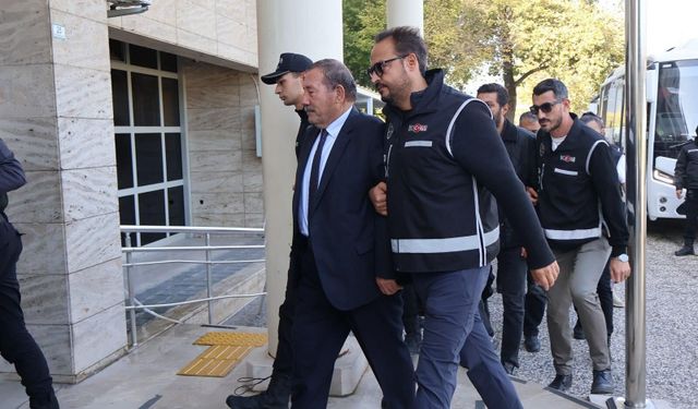 Milas Belediyesi'ne operasyonda Başkan Topuz ve oğlu da dahil 20 şüpheli adliyede