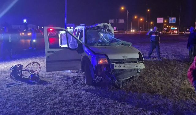 Otobüs ile çarpışan hafif ticari araçtaki karı-koca öldü; 3 yaralı