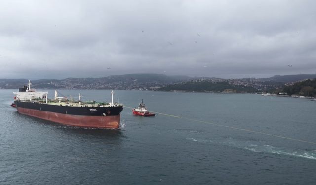 Sarıyer açıklarında karaya oturan ‘BANDA’ isimli tanker İstanbul Boğazı'ndan geçirildi