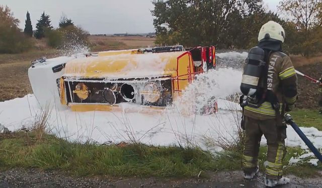 Silivri’de yakıt yüklü tanker şarampole devrildi