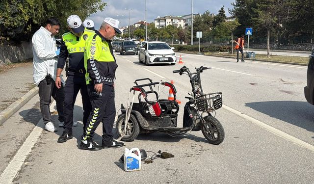 Yaya geçidinde otomobilin çarptığı elektrikli bisikletin sürücüsü öldü