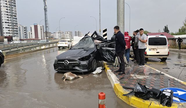 Yön tabelasının direğine çarpan otomobilin sürücüsü öldü