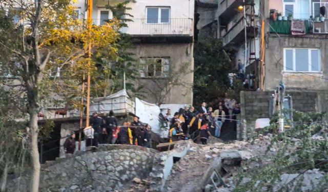 Zonguldak’ta 3 katlı bina çöktü; enkazda kalan 2 kişiden 1’i kurtarıldı