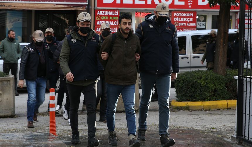 Eskişehir'de terör örgütü PKK/KCK'ya yönelik operasyonda yakalanan 5 şüpheli tutuklandı