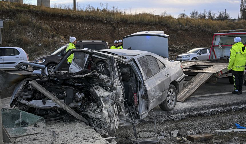 Ankara'da direğe çarpan araçtaki 3 kişi hayatını kaybetti