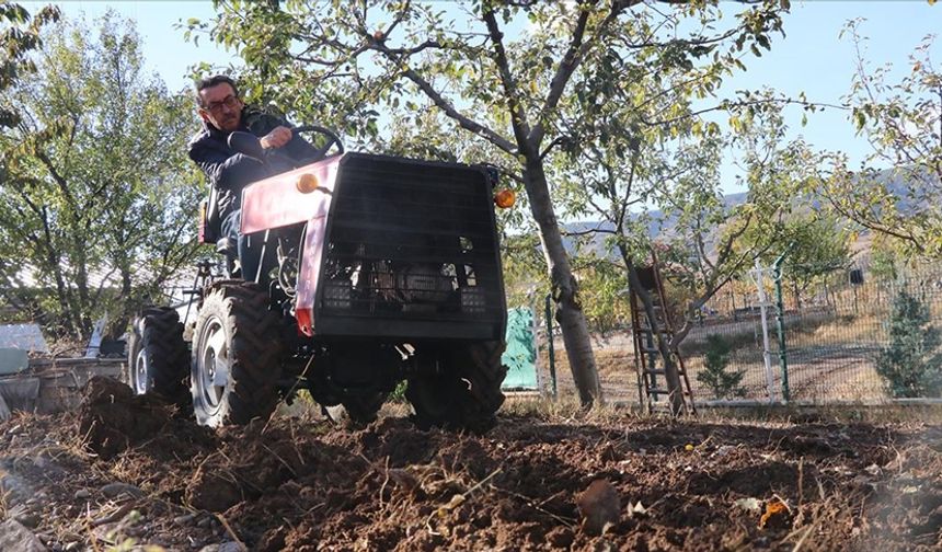Çankırı'da emekli öğretmen bahçe işlerinde kendi yaptığı traktörü kullanıyor