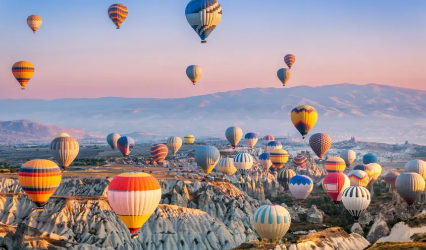 Kapadokya'da balon turları rüzgar nedeniyle hafta sonuna kadar ertelendi