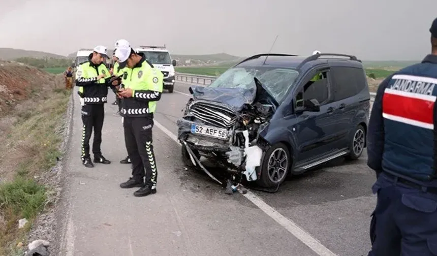 Sivas'ta hafif ticari araç ile otomobil çarpıştı, 7 kişi yaralandı
