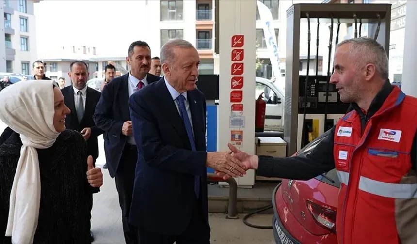 Erdoğan, Üsküdar'da akaryakıt istasyonu çalışanlarını ziyaret etti