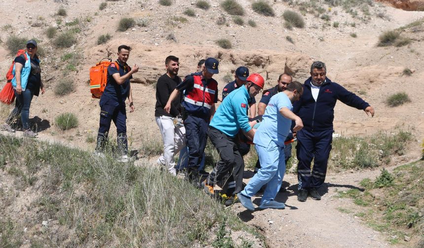 Kapadokya'da vadide düşerek ayağı kırılan Alman turist UMKE ekiplerince kurtarıldı