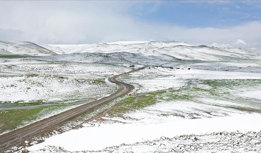 Erzincan'ın yüksek kesimleri yeniden karla kaplandı