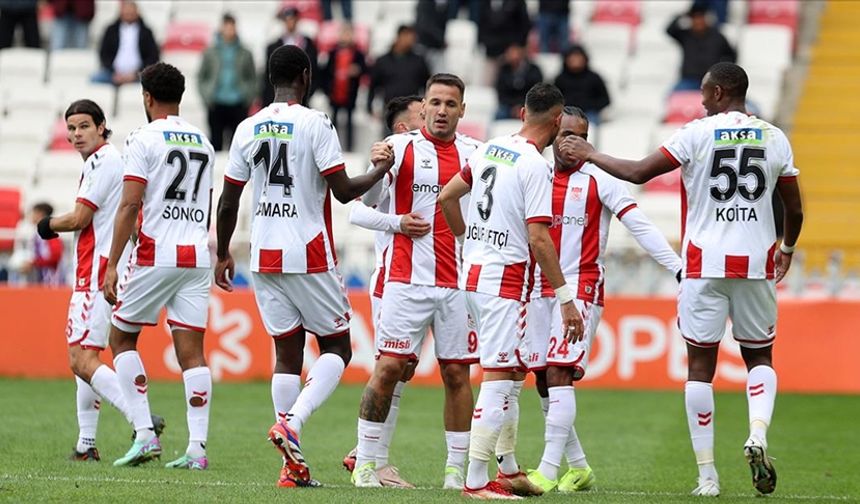 Sivasspor, sahasında Atakaş Hatayspor'u 3-2 yendi